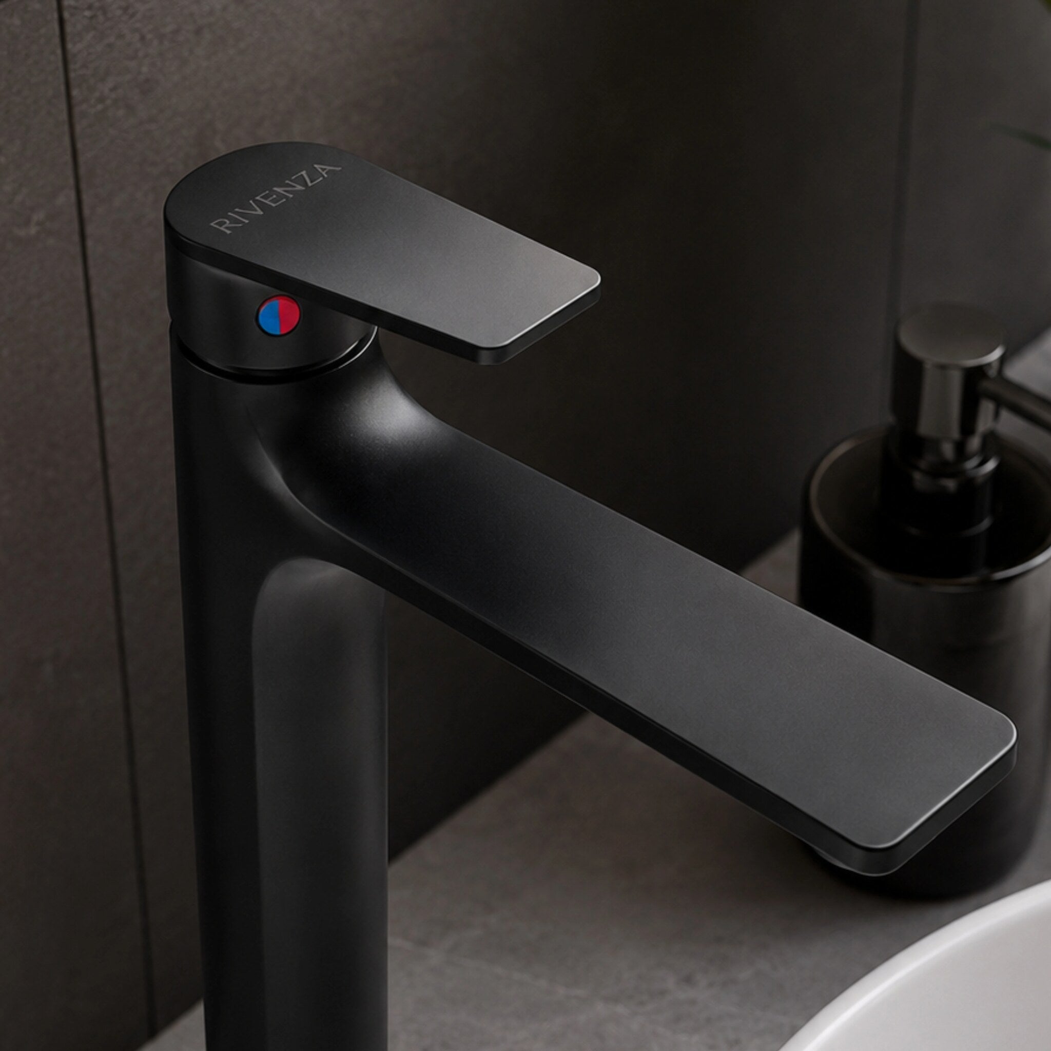 Grifería alta para lavabo