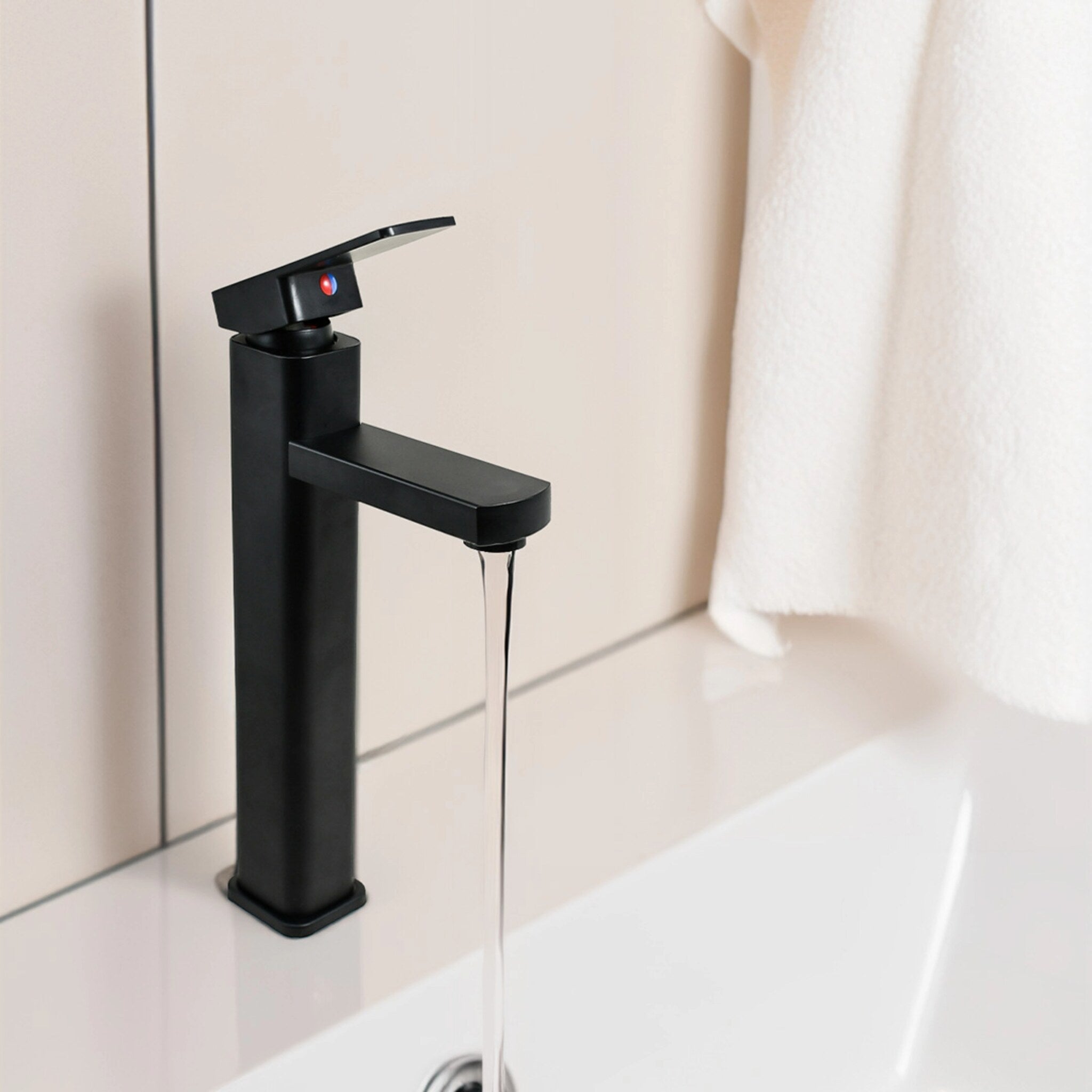 Grifería alta para lavabo